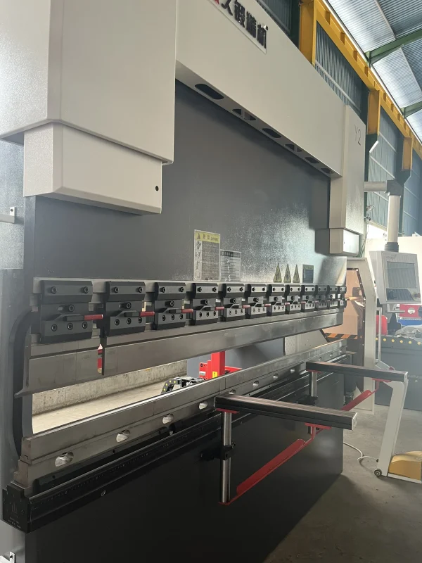 MÁY CHẤN CNC ĐIỆN THỦY LỰC 70T2500